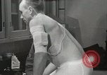 Immagine di Astronauta Hal Crandall essendo testato fitness Ohio United States USA, 1959, secondo 45 filmato di repertorio 65675023413