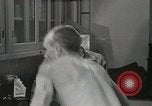 Immagine di Astronauta Hal Crandall essendo testato fitness Ohio United States USA, 1959, secondo 47 filmato di repertorio 65675023413