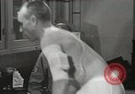 Immagine di Astronauta Hal Crandall essendo testato fitness Ohio United States USA, 1959, secondo 48 filmato di repertorio 65675023413
