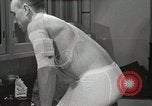 Immagine di Astronauta Hal Crandall essendo testato fitness Ohio United States USA, 1959, secondo 50 filmato di repertorio 65675023413