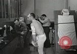 Immagine di Test della NASA Hal Crandall per fitness Ohio United States USA, 1959, secondo 13 filmato di repertorio 65675023415