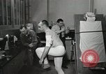 Immagine di Test della NASA Hal Crandall per fitness Ohio United States USA, 1959, secondo 17 filmato di repertorio 65675023415
