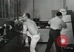 Immagine di Test della NASA Hal Crandall per fitness Ohio United States USA, 1959, secondo 20 filmato di repertorio 65675023415