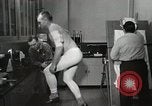 Immagine di Test della NASA Hal Crandall per fitness Ohio United States USA, 1959, secondo 21 filmato di repertorio 65675023415