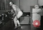 Immagine di Test della NASA Hal Crandall per fitness Ohio United States USA, 1959, secondo 23 filmato di repertorio 65675023415