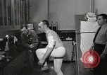 Immagine di Test della NASA Hal Crandall per fitness Ohio United States USA, 1959, secondo 28 filmato di repertorio 65675023415