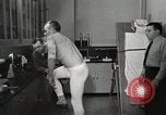 Immagine di Test della NASA Hal Crandall per fitness Ohio United States USA, 1959, secondo 29 filmato di repertorio 65675023415