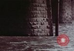 Standbild eads Bridge und Brooklyn Bridge New York United States USA, 1970, aus Sekunde 32 historischem Filmmaterial Videoclip 65675023498