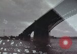 Standbild eads Bridge und Brooklyn Bridge New York United States USA, 1970, aus Sekunde 42 historischem Filmmaterial Videoclip 65675023498