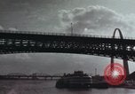 Standbild eads Bridge und Brooklyn Bridge New York United States USA, 1970, aus Sekunde 50 historischem Filmmaterial Videoclip 65675023498