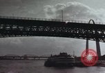 Standbild eads Bridge und Brooklyn Bridge New York United States USA, 1970, aus Sekunde 51 historischem Filmmaterial Videoclip 65675023498