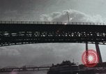 Standbild eads Bridge und Brooklyn Bridge New York United States USA, 1970, aus Sekunde 52 historischem Filmmaterial Videoclip 65675023498