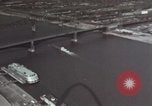 Standbild eads Bridge und Brooklyn Bridge New York United States USA, 1970, aus Sekunde 58 historischem Filmmaterial Videoclip 65675023498