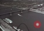 Standbild eads Bridge und Brooklyn Bridge New York United States USA, 1970, aus Sekunde 59 historischem Filmmaterial Videoclip 65675023498