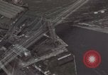 Standbild eads Bridge und Brooklyn Bridge New York United States USA, 1970, aus Sekunde 61 historischem Filmmaterial Videoclip 65675023498