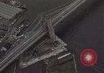 Standbild eads Bridge und Brooklyn Bridge New York United States USA, 1970, aus Sekunde 62 historischem Filmmaterial Videoclip 65675023498