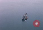 Immagine di Le navi in Cam Ranh Bay durante la Guerra del Vietnam Cam Ranh Bay Vietnam, 1967, secondo 5 filmato di repertorio 65675023519