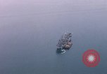 Immagine di Le navi in Cam Ranh Bay durante la Guerra del Vietnam Cam Ranh Bay Vietnam, 1967, secondo 6 filmato di repertorio 65675023519