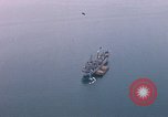 Immagine di Le navi in Cam Ranh Bay durante la Guerra del Vietnam Cam Ranh Bay Vietnam, 1967, secondo 7 filmato di repertorio 65675023519