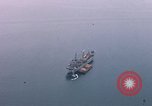Immagine di Le navi in Cam Ranh Bay durante la Guerra del Vietnam Cam Ranh Bay Vietnam, 1967, secondo 8 filmato di repertorio 65675023519