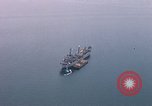 Immagine di Le navi in Cam Ranh Bay durante la Guerra del Vietnam Cam Ranh Bay Vietnam, 1967, secondo 9 filmato di repertorio 65675023519