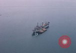 Immagine di Le navi in Cam Ranh Bay durante la Guerra del Vietnam Cam Ranh Bay Vietnam, 1967, secondo 10 filmato di repertorio 65675023519
