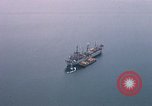 Immagine di Le navi in Cam Ranh Bay durante la Guerra del Vietnam Cam Ranh Bay Vietnam, 1967, secondo 11 filmato di repertorio 65675023519