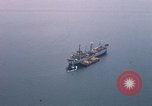 Immagine di Le navi in Cam Ranh Bay durante la Guerra del Vietnam Cam Ranh Bay Vietnam, 1967, secondo 12 filmato di repertorio 65675023519