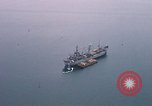 Immagine di Le navi in Cam Ranh Bay durante la Guerra del Vietnam Cam Ranh Bay Vietnam, 1967, secondo 13 filmato di repertorio 65675023519