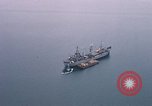 Immagine di Le navi in Cam Ranh Bay durante la Guerra del Vietnam Cam Ranh Bay Vietnam, 1967, secondo 14 filmato di repertorio 65675023519