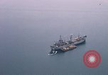 Immagine di Le navi in Cam Ranh Bay durante la Guerra del Vietnam Cam Ranh Bay Vietnam, 1967, secondo 15 filmato di repertorio 65675023519