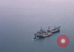Immagine di Le navi in Cam Ranh Bay durante la Guerra del Vietnam Cam Ranh Bay Vietnam, 1967, secondo 16 filmato di repertorio 65675023519