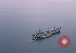 Immagine di Le navi in Cam Ranh Bay durante la Guerra del Vietnam Cam Ranh Bay Vietnam, 1967, secondo 17 filmato di repertorio 65675023519