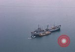 Immagine di Le navi in Cam Ranh Bay durante la Guerra del Vietnam Cam Ranh Bay Vietnam, 1967, secondo 18 filmato di repertorio 65675023519