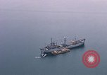 Immagine di Le navi in Cam Ranh Bay durante la Guerra del Vietnam Cam Ranh Bay Vietnam, 1967, secondo 19 filmato di repertorio 65675023519