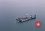 Immagine di Le navi in Cam Ranh Bay durante la Guerra del Vietnam Cam Ranh Bay Vietnam, 1967, secondo 20 filmato di repertorio 65675023519