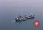 Immagine di Le navi in Cam Ranh Bay durante la Guerra del Vietnam Cam Ranh Bay Vietnam, 1967, secondo 21 filmato di repertorio 65675023519