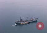 Immagine di Le navi in Cam Ranh Bay durante la Guerra del Vietnam Cam Ranh Bay Vietnam, 1967, secondo 22 filmato di repertorio 65675023519
