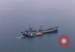Immagine di Le navi in Cam Ranh Bay durante la Guerra del Vietnam Cam Ranh Bay Vietnam, 1967, secondo 23 filmato di repertorio 65675023519
