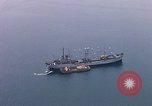 Immagine di Le navi in Cam Ranh Bay durante la Guerra del Vietnam Cam Ranh Bay Vietnam, 1967, secondo 24 filmato di repertorio 65675023519