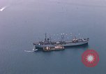 Immagine di Le navi in Cam Ranh Bay durante la Guerra del Vietnam Cam Ranh Bay Vietnam, 1967, secondo 25 filmato di repertorio 65675023519
