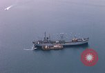 Immagine di Le navi in Cam Ranh Bay durante la Guerra del Vietnam Cam Ranh Bay Vietnam, 1967, secondo 26 filmato di repertorio 65675023519