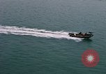 Immagine di Le navi in Cam Ranh Bay durante la Guerra del Vietnam Cam Ranh Bay Vietnam, 1967, secondo 32 filmato di repertorio 65675023519