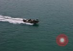 Immagine di Le navi in Cam Ranh Bay durante la Guerra del Vietnam Cam Ranh Bay Vietnam, 1967, secondo 33 filmato di repertorio 65675023519