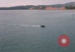 Immagine di Le navi in Cam Ranh Bay durante la Guerra del Vietnam Cam Ranh Bay Vietnam, 1967, secondo 37 filmato di repertorio 65675023519