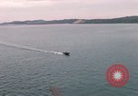 Immagine di Le navi in Cam Ranh Bay durante la Guerra del Vietnam Cam Ranh Bay Vietnam, 1967, secondo 41 filmato di repertorio 65675023519