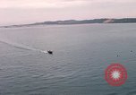 Immagine di Le navi in Cam Ranh Bay durante la Guerra del Vietnam Cam Ranh Bay Vietnam, 1967, secondo 43 filmato di repertorio 65675023519