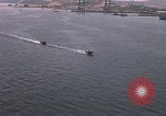 Immagine di Le navi in Cam Ranh Bay durante la Guerra del Vietnam Cam Ranh Bay Vietnam, 1967, secondo 60 filmato di repertorio 65675023519