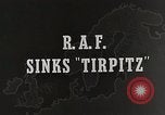 Immagine di Corazzata tedesca Tirpitz bombardato da RAF Tromso Norvegia, 1944, secondo 38 filmato di repertorio 65675023523