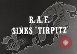Immagine di Corazzata tedesca Tirpitz bombardato da RAF Tromso Norvegia, 1944, secondo 40 filmato di repertorio 65675023523
